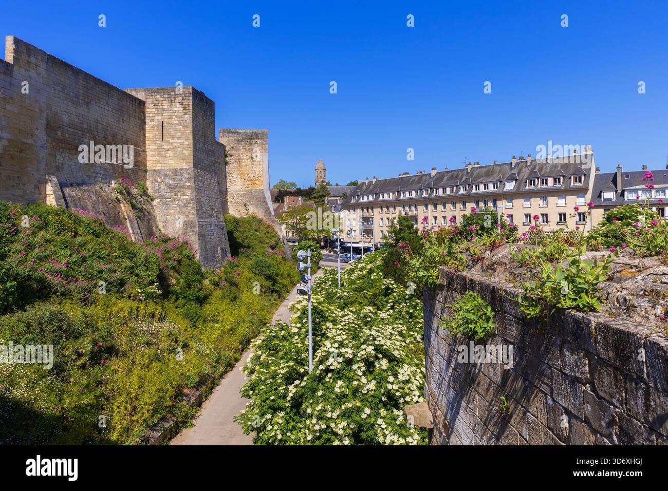 Les remparts du château de Caen (1060) construit par Guillaume le Conquérant (c. 1028-1087) à Caen (Calvados), France Banque D'Images