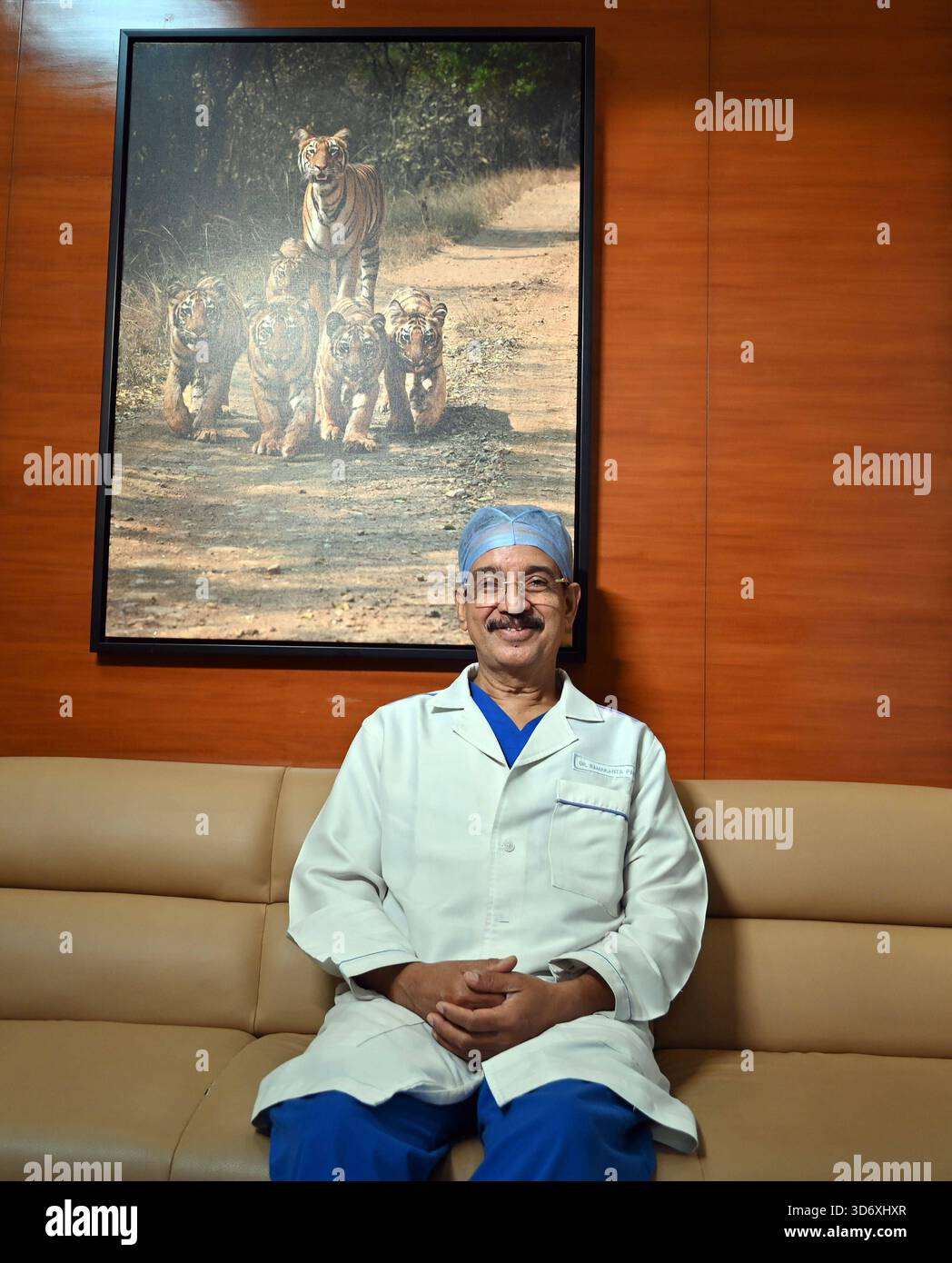 MUMBAI, INDE - 22 NOVEMBRE : NOTE DE L'ÉDITEUR : ceci est une image exclusive du Dr Ramakant Panda, chirurgien cardiaque et consultant en chef pour la chirurgie thoracique cardiovasculaire et président de l'Institut asiatique de cardiologie, pose lors d'une interview exclusive avec le Hindustan Times, le 22 novembre 2025 à Mumbai, Inde. Photo de Raju Shinde/Hindustan Times HT exclusive : interview du fondateur et président de l'Asian Heart Institute, Dr Ramakanta Panda Banque D'Images