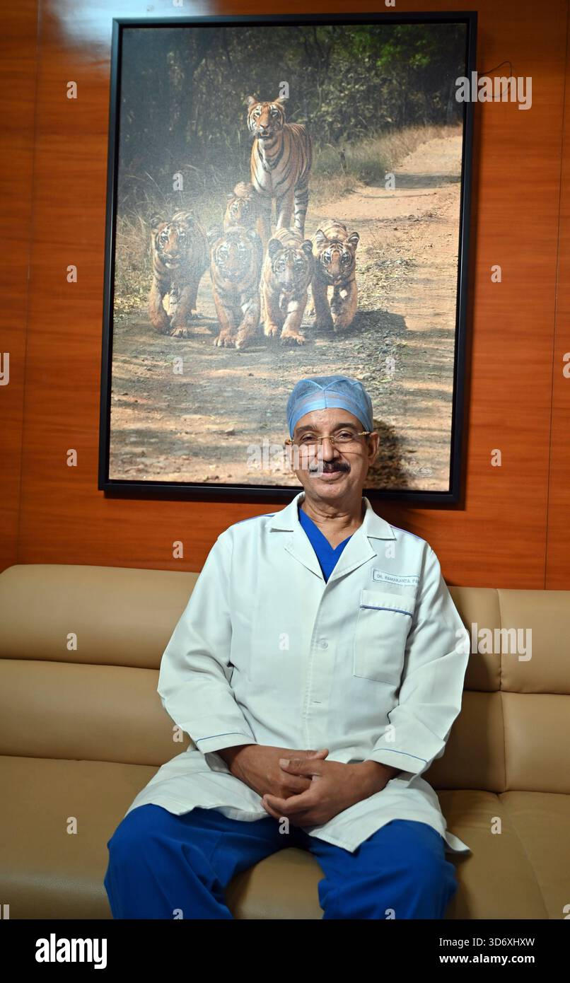 MUMBAI, INDE - 22 NOVEMBRE : NOTE DE L'ÉDITEUR : ceci est une image exclusive du Dr Ramakant Panda, chirurgien cardiaque et consultant en chef pour la chirurgie thoracique cardiovasculaire et président de l'Institut asiatique de cardiologie, pose lors d'une interview exclusive avec le Hindustan Times, le 22 novembre 2025 à Mumbai, Inde. Photo de Raju Shinde/Hindustan Times HT exclusive : interview du fondateur et président de l'Asian Heart Institute, Dr Ramakanta Panda Banque D'Images