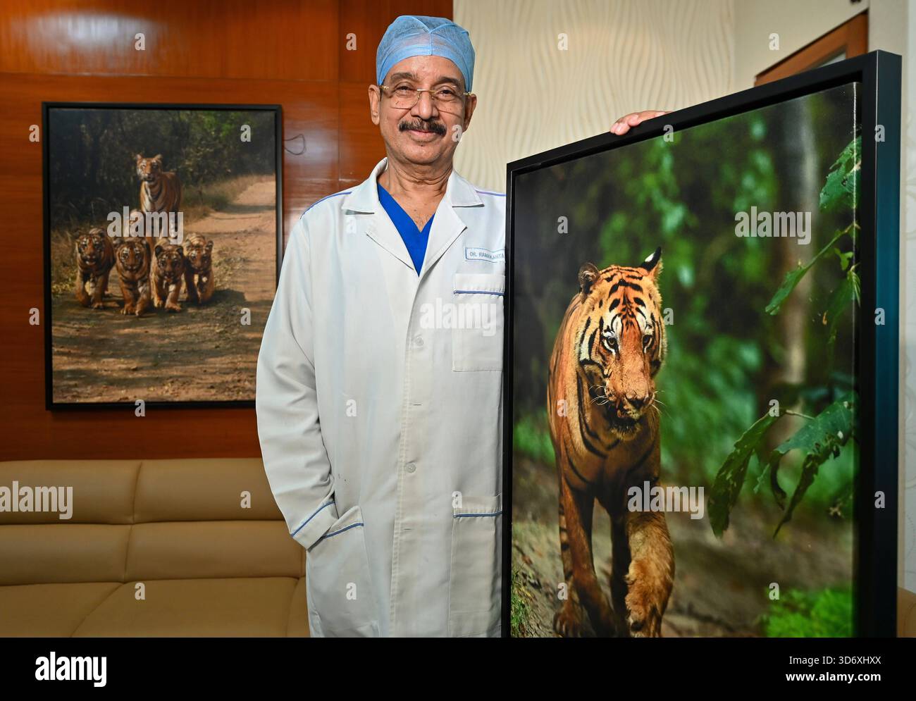 MUMBAI, INDE - 22 NOVEMBRE : NOTE DE L'ÉDITEUR : ceci est une image exclusive du Dr Ramakant Panda, chirurgien cardiaque et consultant en chef pour la chirurgie thoracique cardiovasculaire et président de l'Institut asiatique de cardiologie, pose lors d'une interview exclusive avec le Hindustan Times, le 22 novembre 2025 à Mumbai, Inde. Photo de Raju Shinde/Hindustan Times HT exclusive : interview du fondateur et président de l'Asian Heart Institute, Dr Ramakanta Panda Banque D'Images