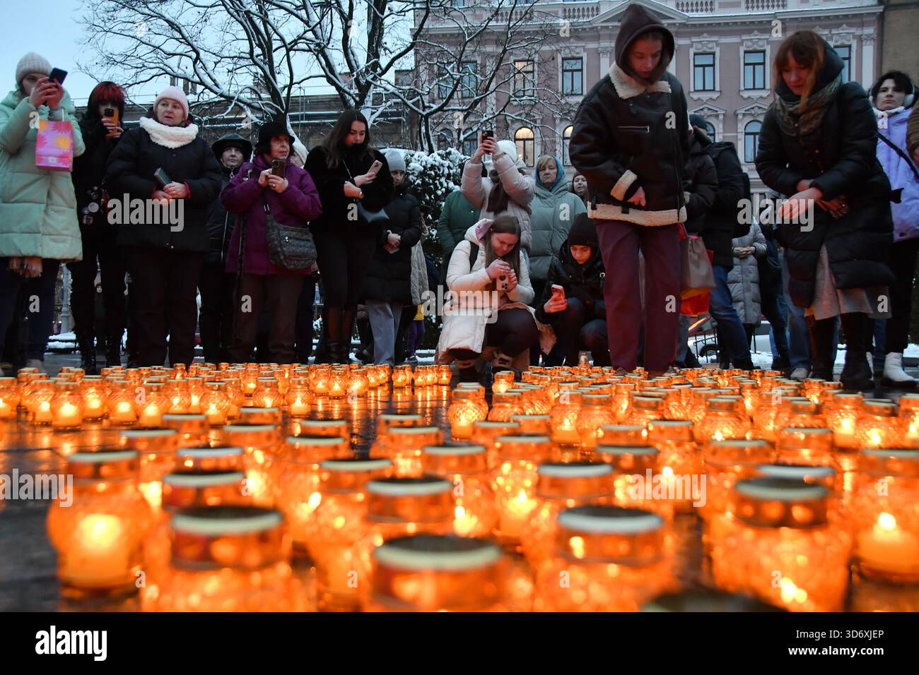 Lviv, Ukraine 22 novembre 2025. Les gens allument des bougies à la mémoire des victimes de l’Holodomor devant le monument au poète ukrainien Taras Shevchenko le 22 novembre 2025 à Lviv, en Ukraine. Le jour commémoratif de l'Holodomor est une commémoration annuelle des victimes de l'Holodomor, de la famine de 1932 à 1933 qui a tué des millions de personnes en Ukraine, ainsi que des famines de 1921 à 1923 et 1946 à 1947, tombant le quatrième samedi de novembre. Depuis 2006, l'Holodomor est reconnu comme un génocide par le parlement ukrainien. Banque D'Images
