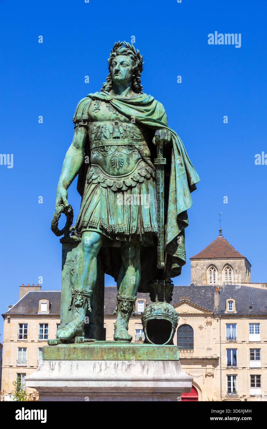 Statue en bronze du roi de France Louis XIV (1638-1715) habillée comme un empereur romain par Louis Petitot (1828) à Caen (Normandie), France Banque D'Images