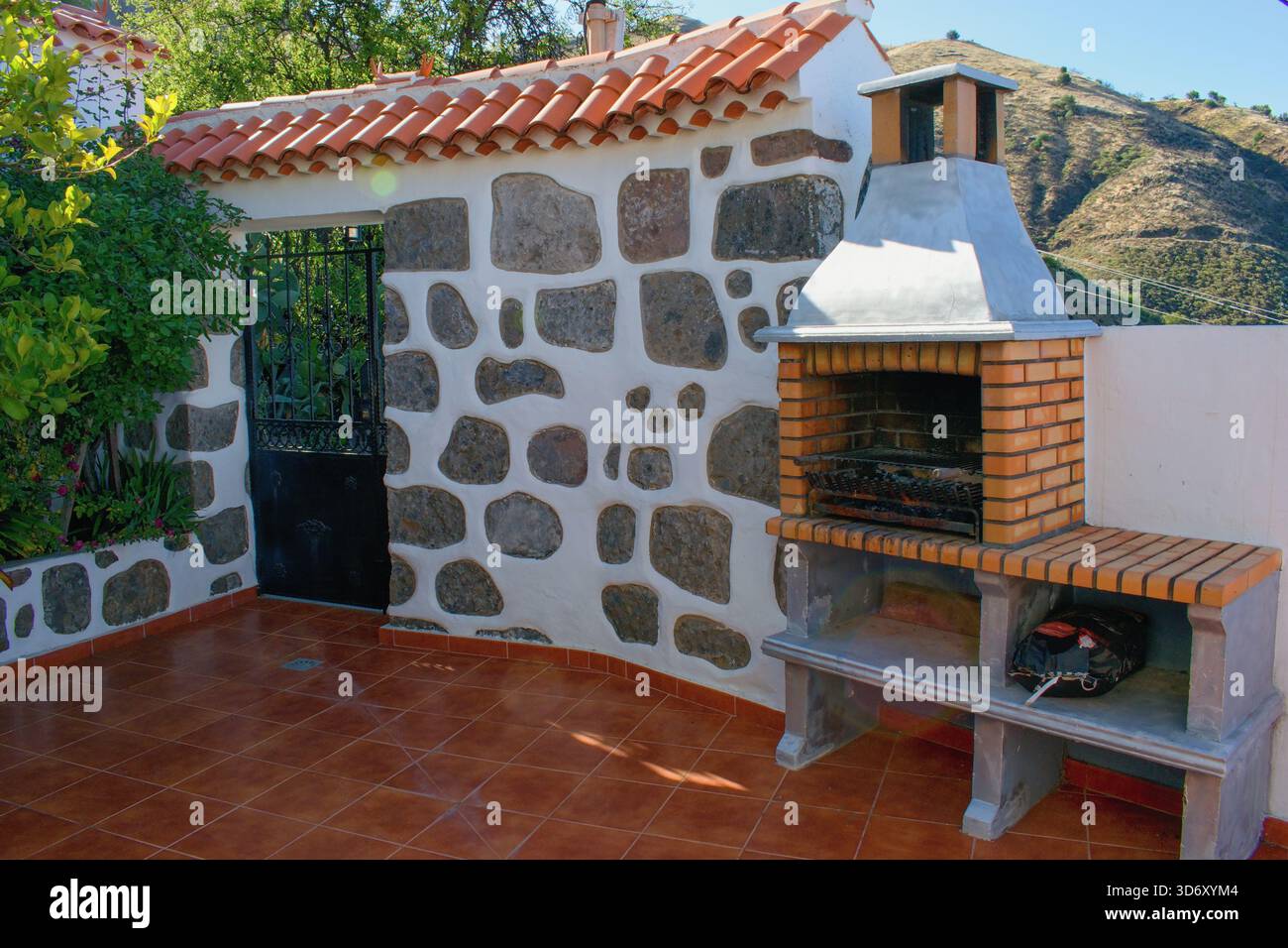 Cheminée sur la cour arrière. Cuisine barbecue ouverte en été avec grill. Banque D'Images