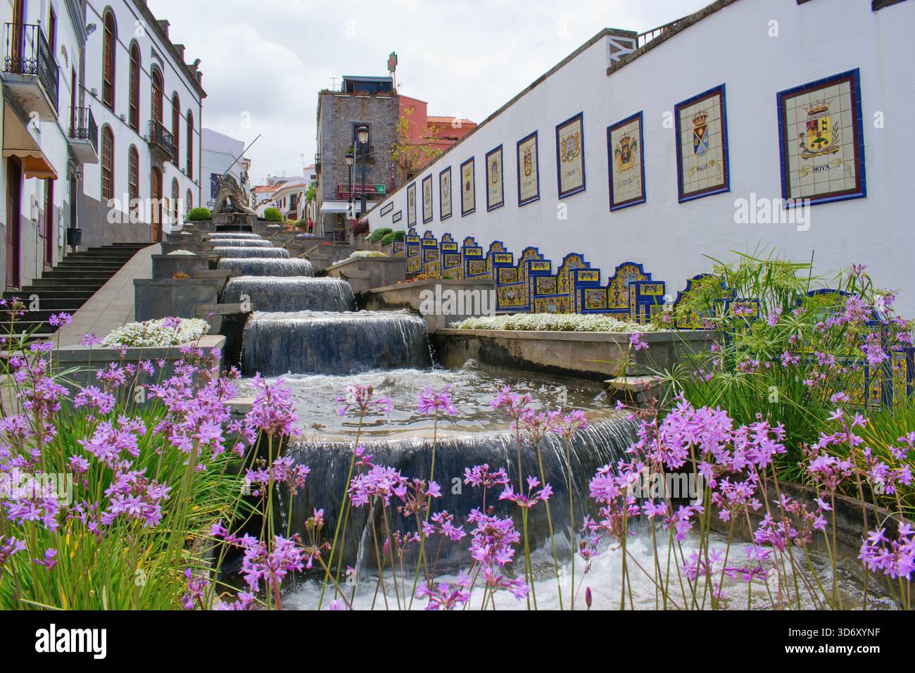 Ville de Firgas, île de Gran Canaria. Espagne - 2. 6. 2021 : Paseo de Canarias, rue et escaliers avec bancs en céramique typiques et cascades Banque D'Images