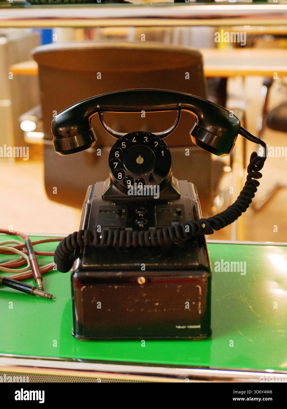 Téléphone à cadran rotatif rétro placé sur une table. L'appareil met en évidence l'équipement de communication classique des décennies précédentes. Convient pour illustrer Banque D'Images