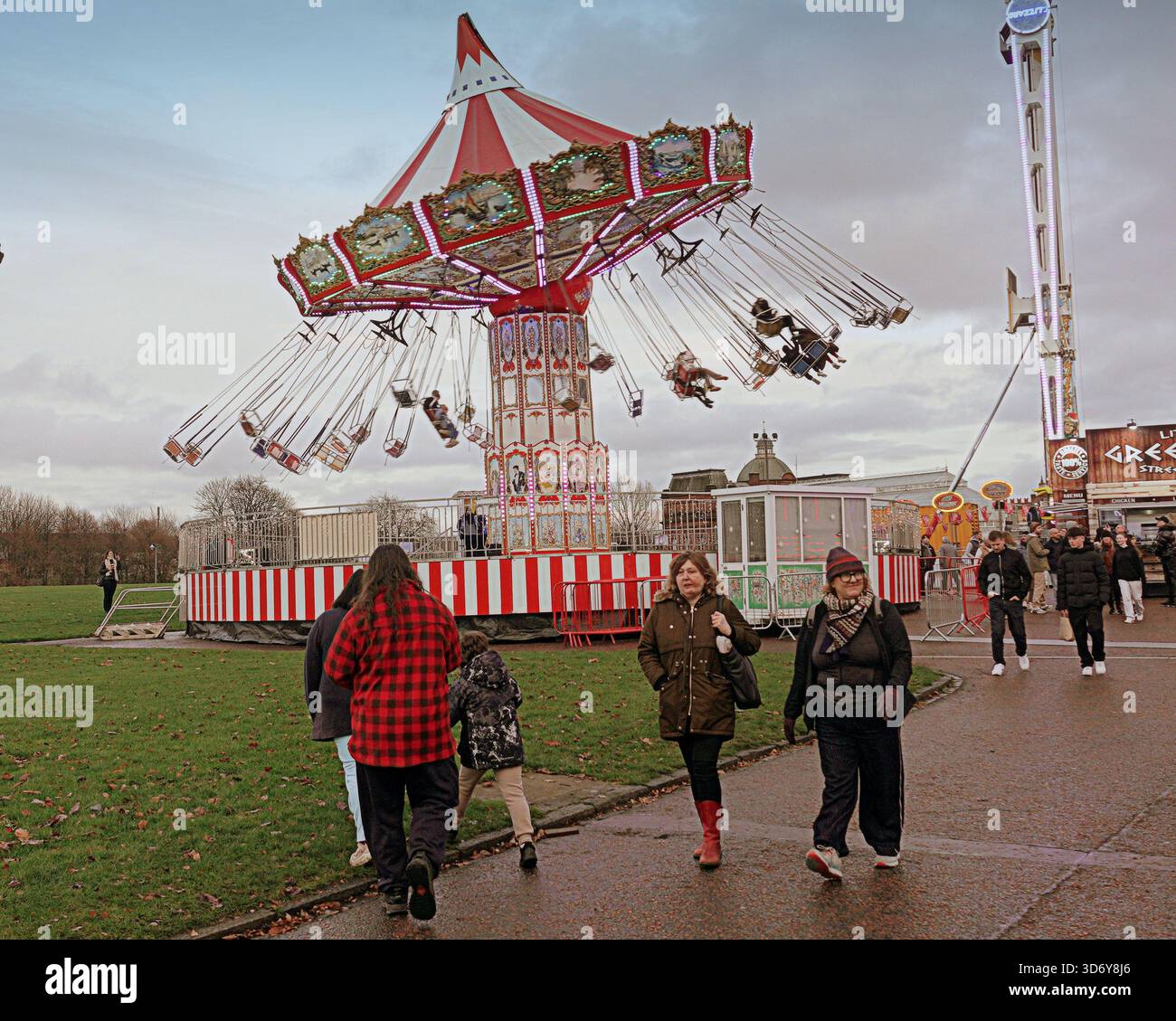 Glasgow, Écosse, Royaume-Uni. 22 novembre 2025. Météo britannique : températures glaciales et brouillard précoce pour le New massive Winter Wonderland la dernière partie du forfait de noël de la ville a ouvert dans le parc public central de Glasgow Green comprenant une patinoire en plein air ainsi que la foire amusante, les magasins, les stands de nourriture et le marché de noël. Crédit Gerard Ferry/Alamy Live News Banque D'Images