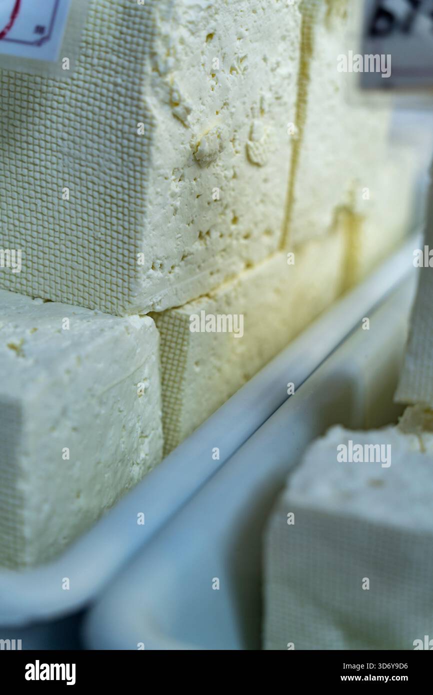 Magasin de fromage et de yaourt, marché des femmes, Sofia, République de Bulgarie, Europe. Banque D'Images