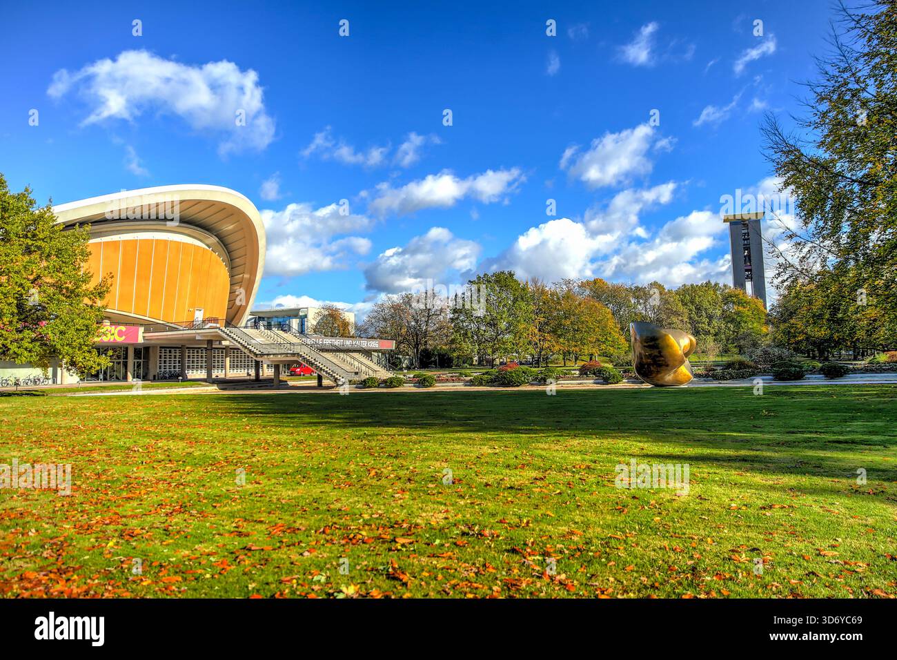 Toit moderne courbé de Haus der Kulturen der Welt à Berlin, Allemagne, encadré par des arbres. Banque D'Images