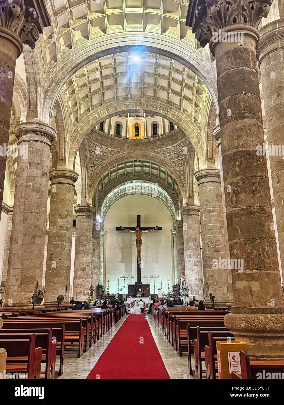 Intérieur illuminé de l'historique Catedral de San Ildefonso avec des vœux de mariage en cours, la cathédrale est la plus ancienne du Mexique, construite en 1598 Banque D'Images