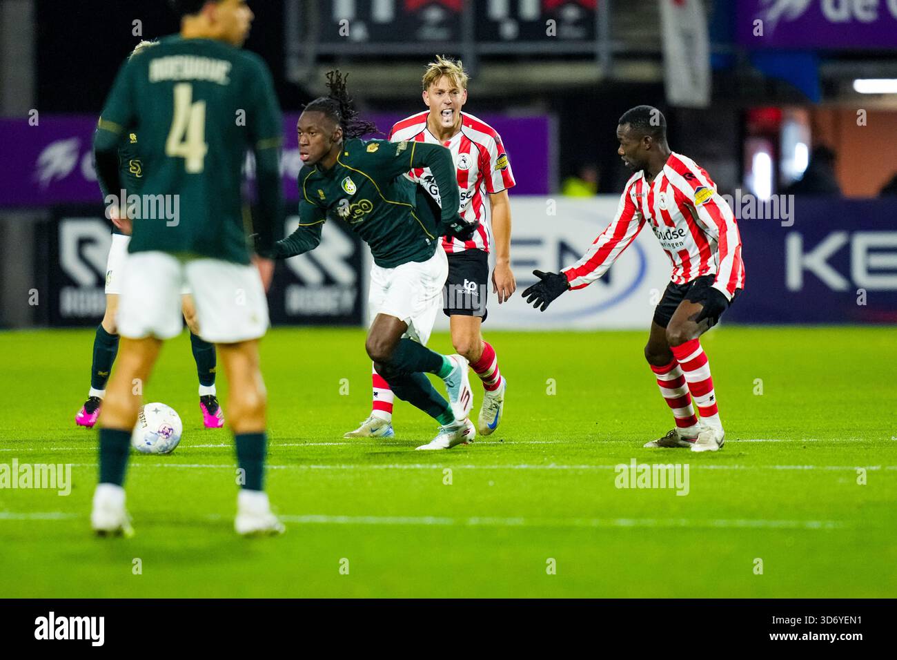 Rotterdam - Julian Baas de Sparta Rotterdam, Joshua Kitolano de Sparta Rotterdam lors de la treizième manche de la saison Eredivisie 2025/2026. Le match se déroule entre le Sparta Rotterdam et le Fortuna Sittard au Het Kasteel le 22 novembre 2025 à Rotterdam, aux pays-Bas. (VK Sportphoto/Danny de Groot) Banque D'Images