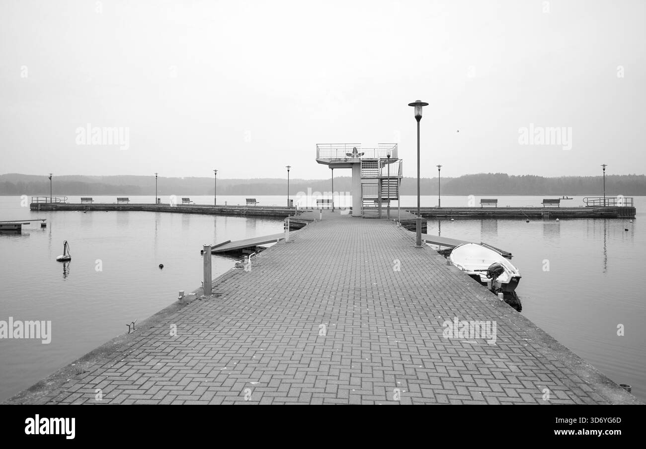 Jetée sur le lac Charzykowskie un jour d'automne brumeux, Charzykowy, Pologne. Banque D'Images