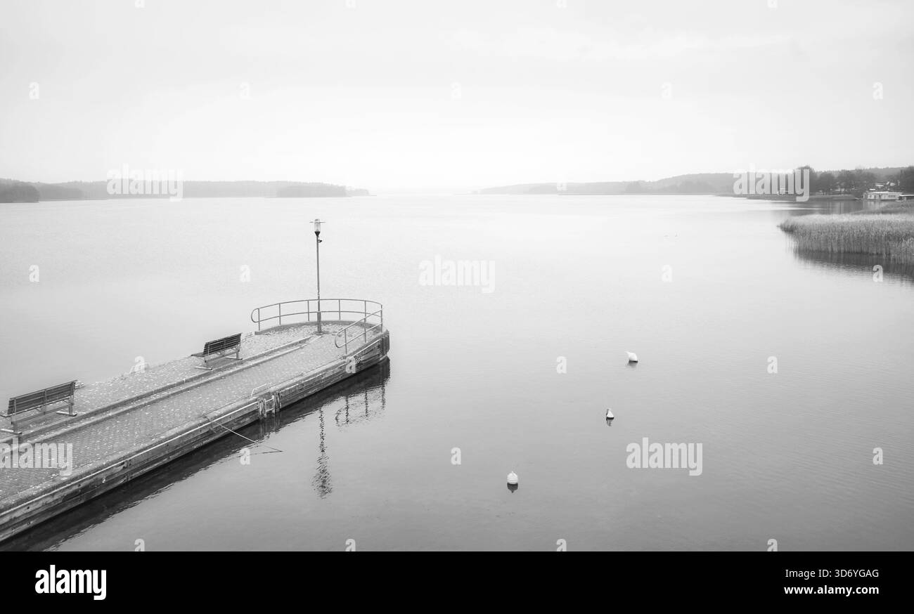Jetée sur le lac Charzykowskie un jour d'automne brumeux, Charzykowy, Pologne. Banque D'Images