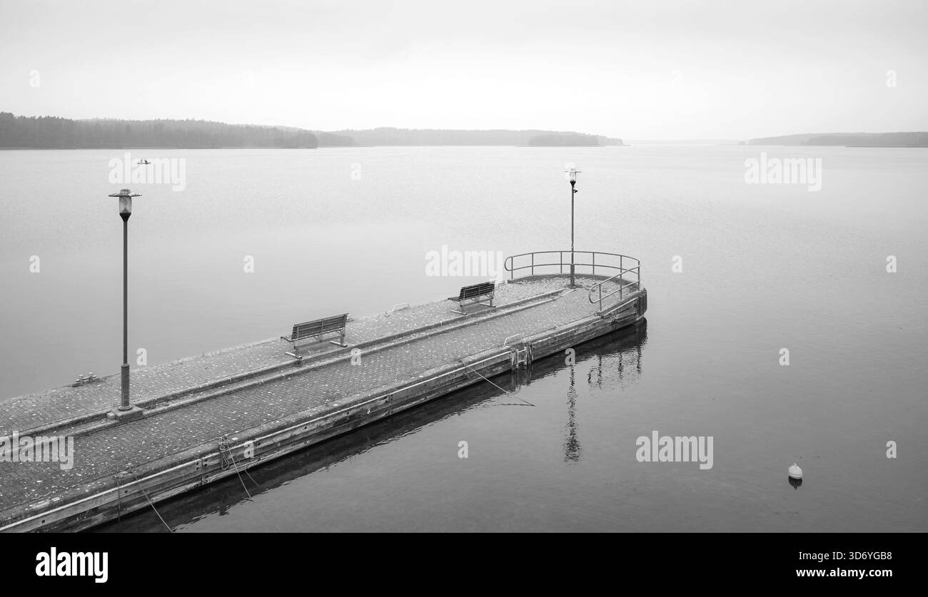 Jetée sur le lac Charzykowskie un jour d'automne brumeux, Charzykowy, Pologne. Banque D'Images