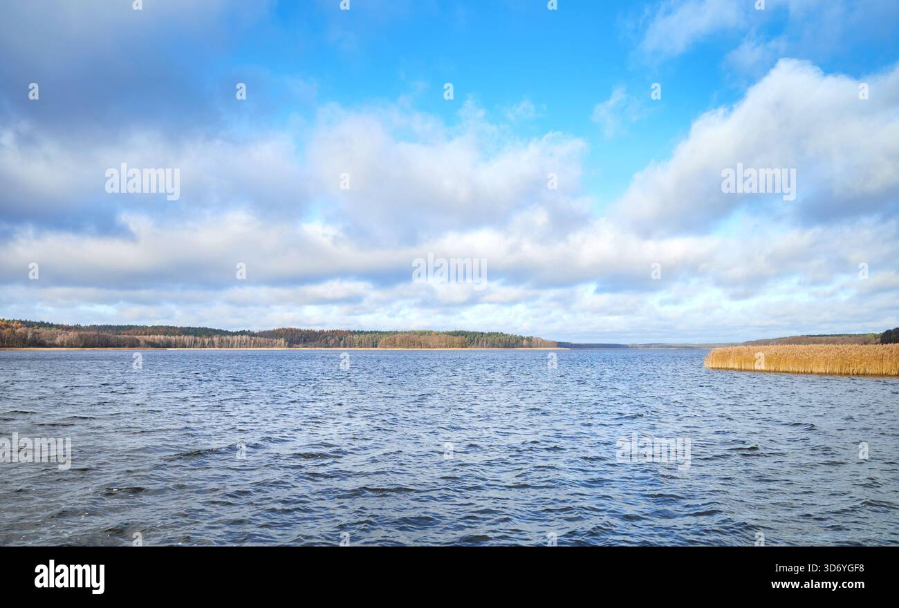 Vue du lac Charzykowskie en automne, Charzykowy, Pologne. Banque D'Images