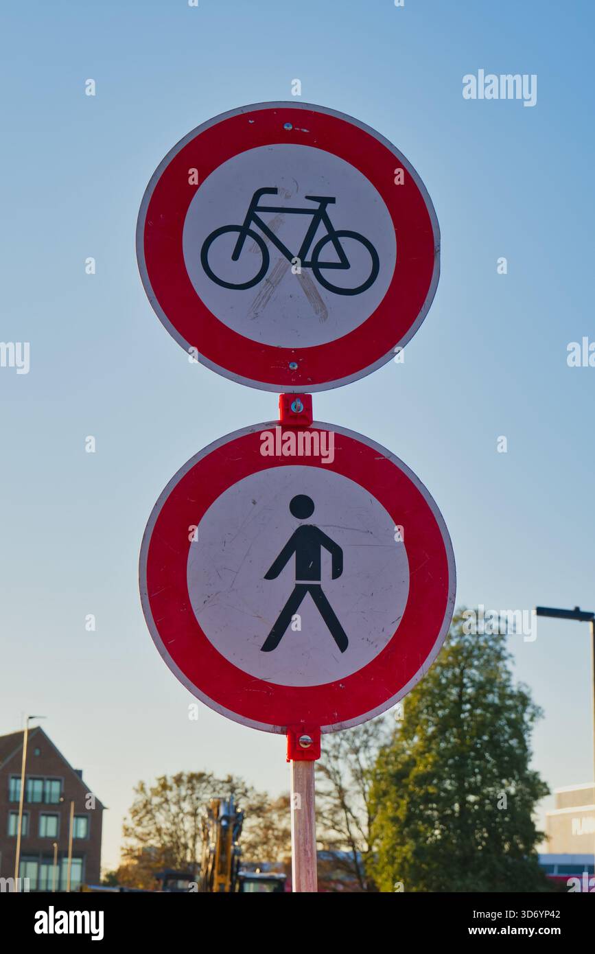 Un ciel bleu clair sert de toile de fond à un panneau routier à Neuss, en Allemagne, montrant les restrictions d'utilisation des vélos et des piétons. Ce signe aide à gérer tr Banque D'Images