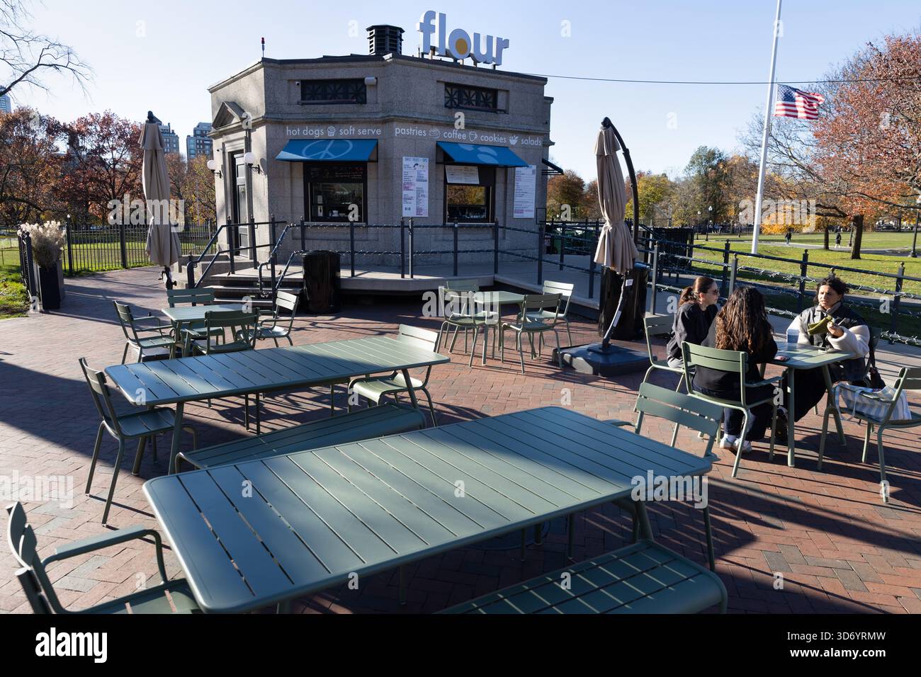 Café en plein air avec des gens assis à des tables à Boston Common Banque D'Images