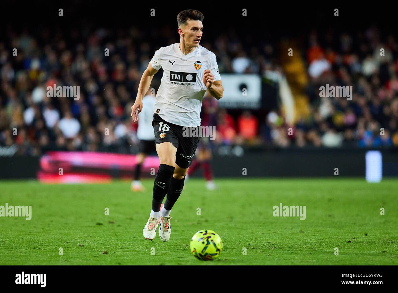 Valencia, Espagne. 21 novembre 2025. VALENCE, ESPAGNE - 21 NOVEMBRE : Jose Luis Garcia Pepelu milieu défensif du Valencia CF court avec le ballon pendant le match LaLiga EA Sports entre le Valencia CF et le stade Levante UD Mestalla le 21 novembre 2025 à Valence, Espagne. (Photo de Jose Torres/photo Players images/Magara Press) crédit : Magara Press SL/Alamy Live News Banque D'Images