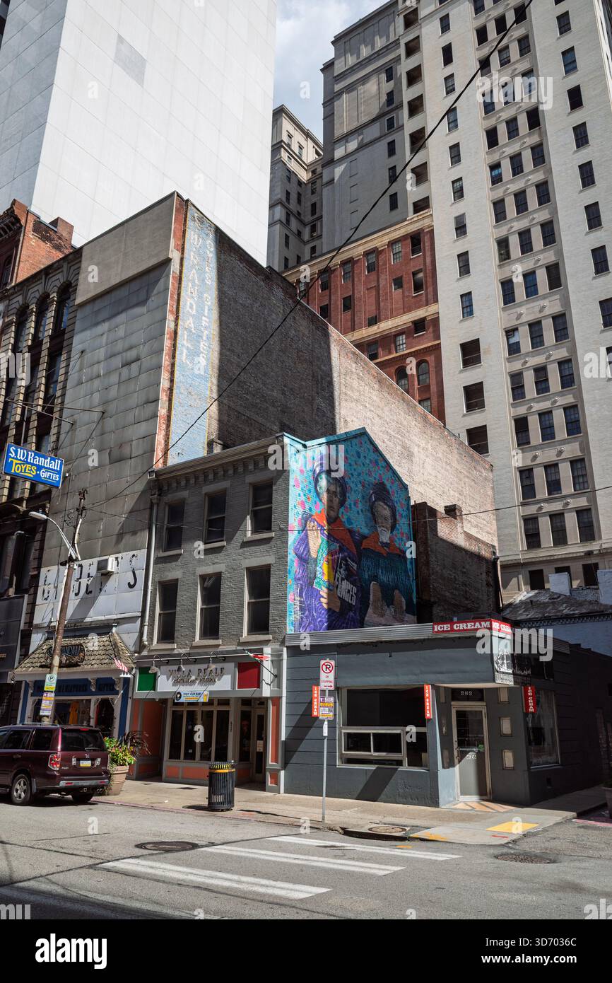 Les styles architecturaux contrastés du centre-ville de Pittsburgh, en Pennsylvanie, avec une fresque murale vibrante sur un bâtiment historique. Banque D'Images