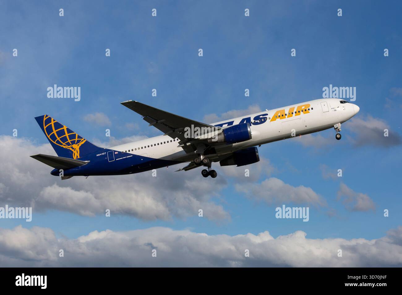 Un avion de passagers Atlas Air 767-300ER (N641GT) décolle de Boeing Field à Seattle le jeudi 20 novembre 2025 Banque D'Images