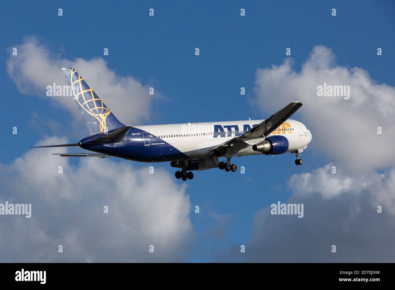 Un avion de passagers Atlas Air 767-300ER (N641GT) décolle de Boeing Field à Seattle le jeudi 20 novembre 2025 Banque D'Images