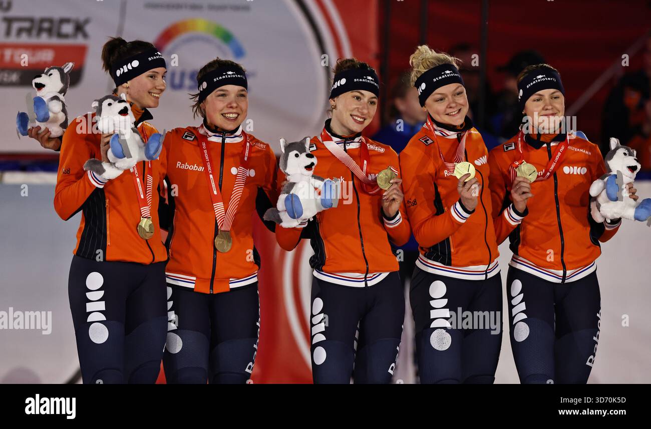 Gdansk, Pologne. 22 novembre 2025. L'équipe des pays-Bas pose pour une photo de groupe lors de la cérémonie de remise des prix du relais A féminin du 3000 m lors de l'événement de patinage de vitesse #3 de l'ISU Short Track World Tour à Gdansk, Pologne, le 22 novembre 2025. Crédit : Gao Jing/Xinhua/Alamy Live News Banque D'Images