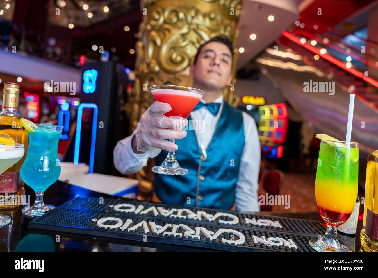 Cocktail daiquiri aux fraises servi par barman au bar du casino, boissons sur le comptoir, ambiance nocturne, mise en place de divertissements. Banque D'Images