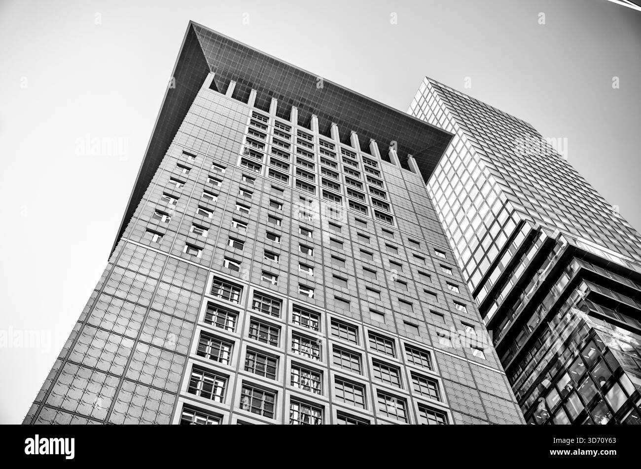 Tour de bureaux Japan Center à Francfort, en Allemagne, montrant son toit en porte-à-faux distinctif et sa façade géométrique. Banque D'Images
