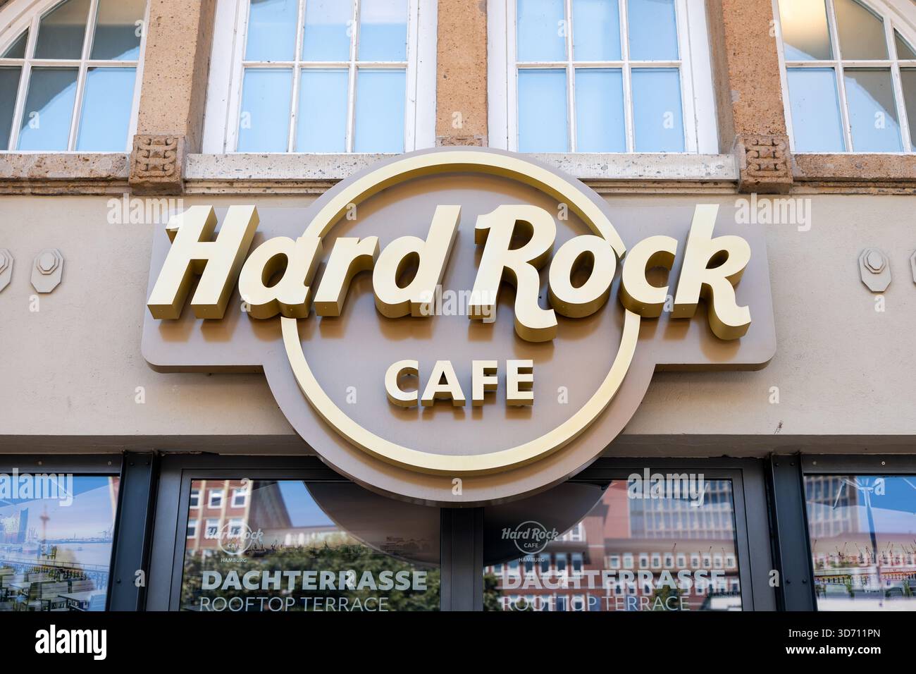 Panneau logo Hard Rock Cafe au Landungsbrücken à Hambourg. Music lifestyle restaurant et bar comme attraction et activité de loisirs dans la ville. Banque D'Images