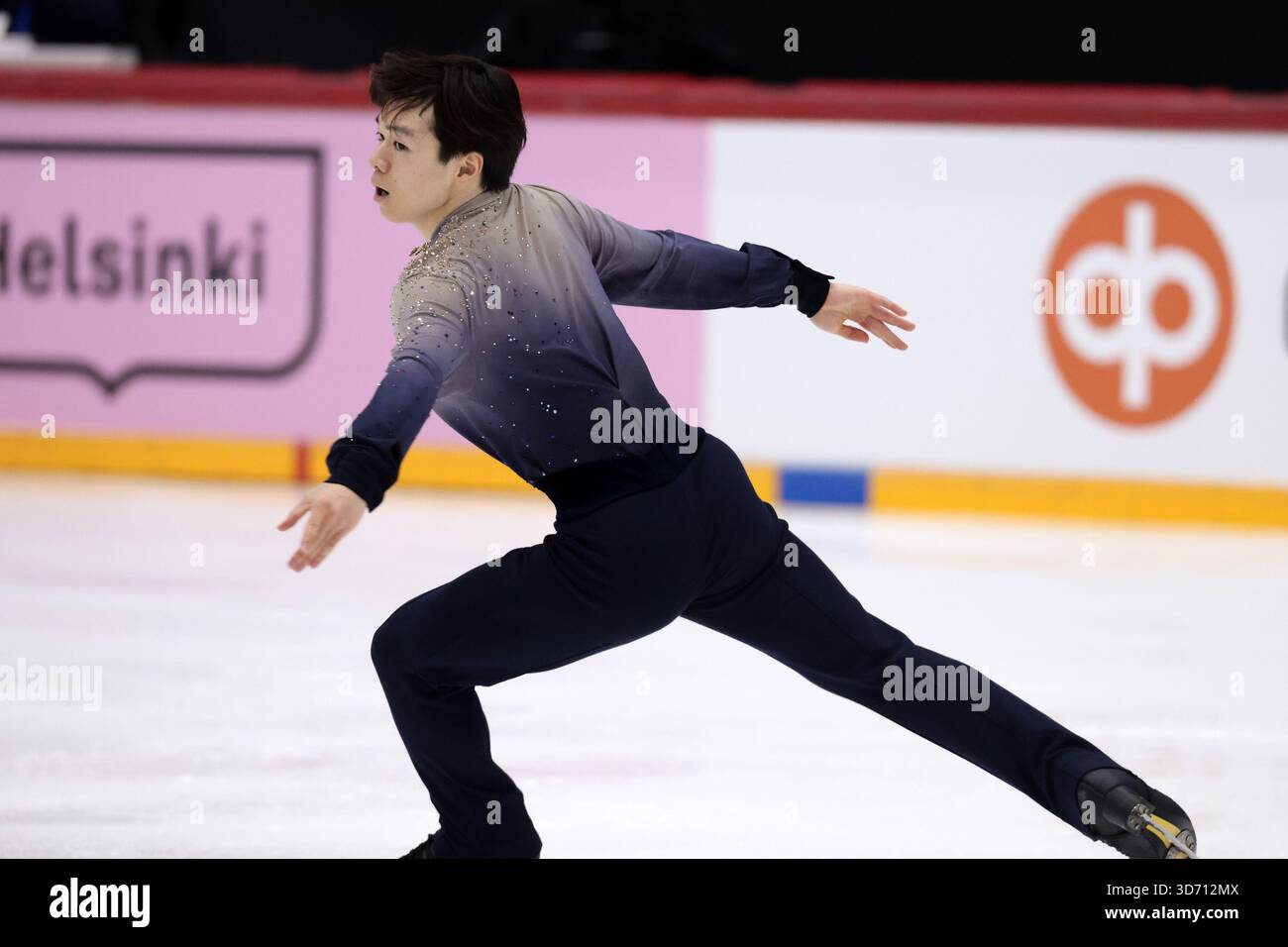 Helsinki, Finlande. 22 novembre 2025. Le Japonais Kagiyama Yuma participe au tournoi libre masculin du Grand Prix de patinage artistique de l'ISU Finlandia Trophy 2025 à Helsinki, Finlande, le 22 novembre 2025. Crédit : Matti Matikainen/Xinhua/Alamy Live News Banque D'Images