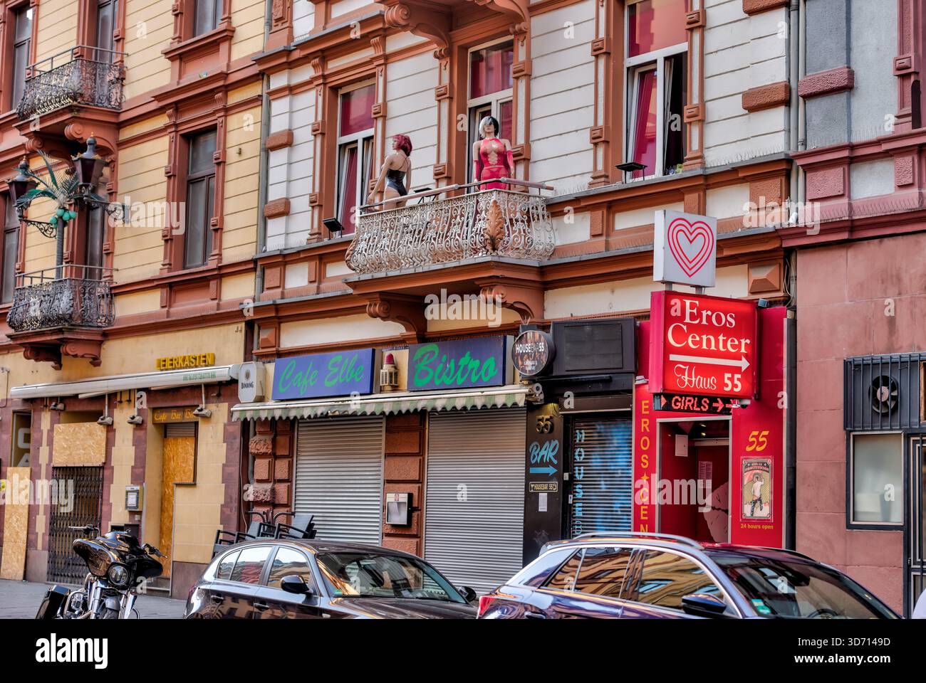 Scène de rue dans le Bahnhofsviertel de Francfort montrant le Centre Eros et les bâtiments résidentiels environnants. Banque D'Images