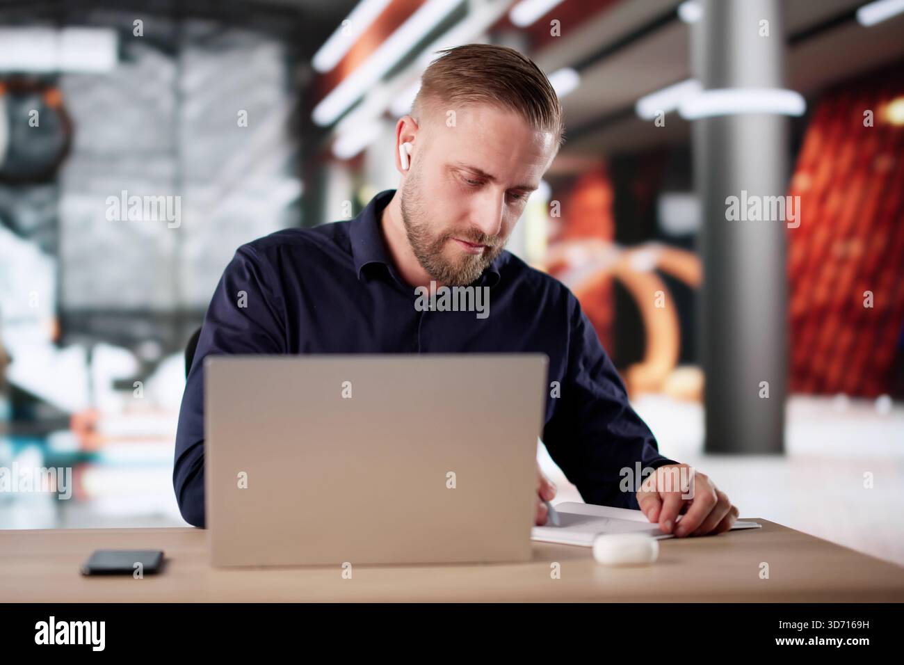 Rédacteur spécialiste virtuel participant au webinaire de formation informatique en ligne pour le développement professionnel. Banque D'Images