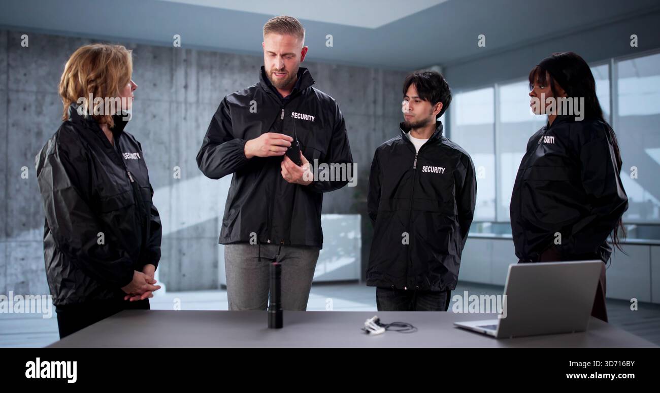 Le formateur de l'équipe de sécurité présente une démonstration d'équipement de lampe de poche lors d'une réunion collaborative Banque D'Images