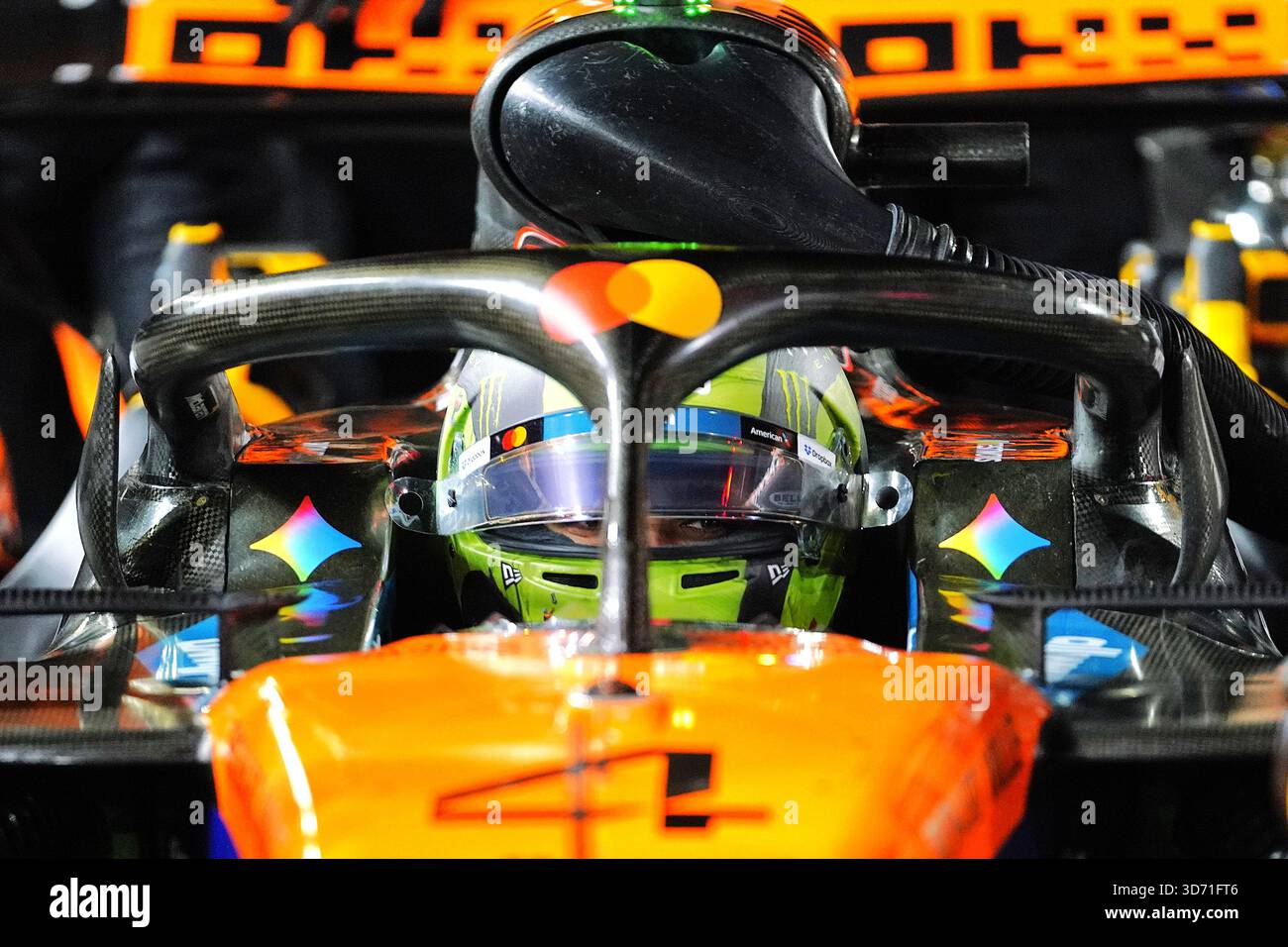 Las Vegas, États-Unis. 22 novembre 2025. Lando Norris, pilote britannique de McLaren, se prépare avant le Grand Prix américain de formule 1 2025 au circuit de Las Vegas, à Las Vegas, aux États-Unis, le 22 novembre 2025. Crédit : Wu Xiaoling/Xinhua/Alamy Live News Banque D'Images