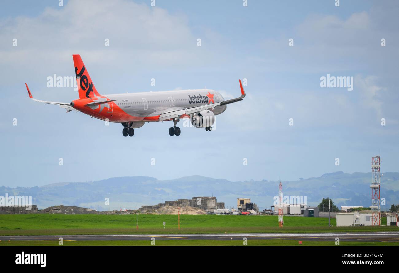 Auckland, Nouvelle-Zélande – 23 novembre 2025 : Jetstar VH-OYP Airbus A321-251NX(LR) atterrissant à l'aéroport international d'Auckland. Banque D'Images