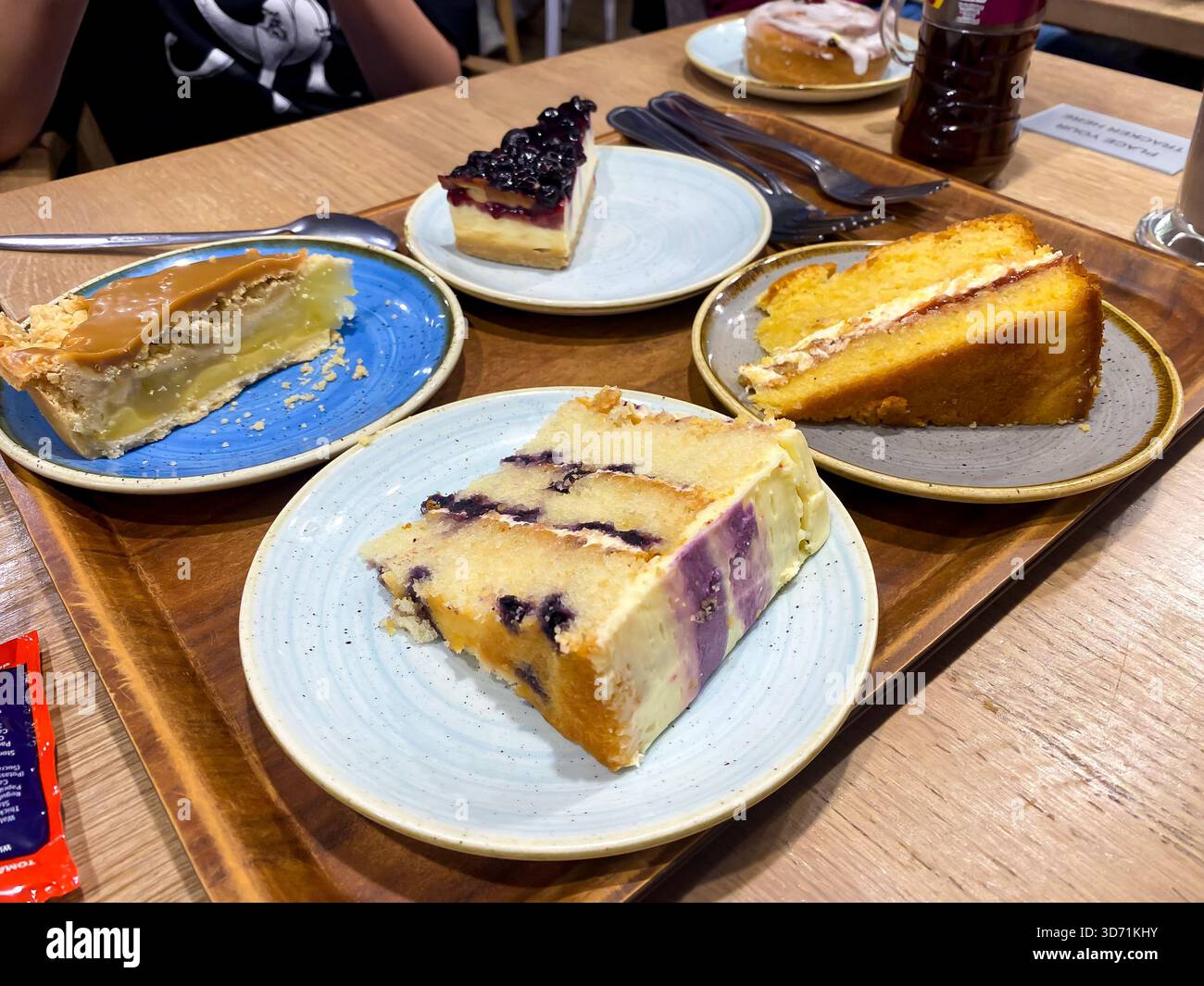 Tranches de gâteau sur des assiettes sur un plateau dans un café. Banque D'Images