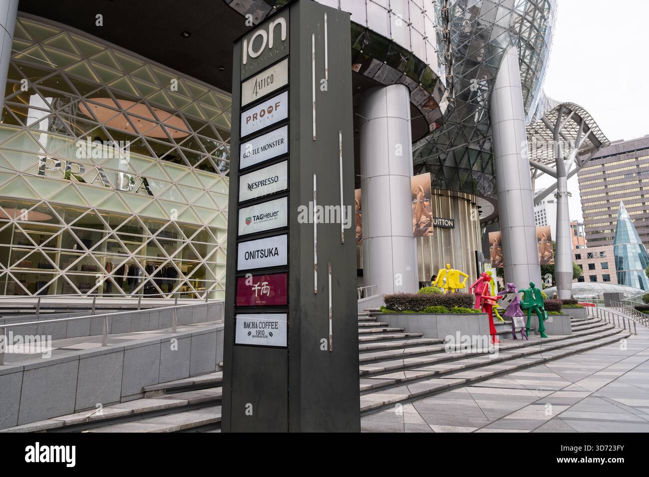 Singapour - 1er mai 2025 : le panneau du centre commercial Ion Orchard se tient bien en vue à l'extérieur, présentant diverses marques, tout en étant une sculpture colorée Banque D'Images