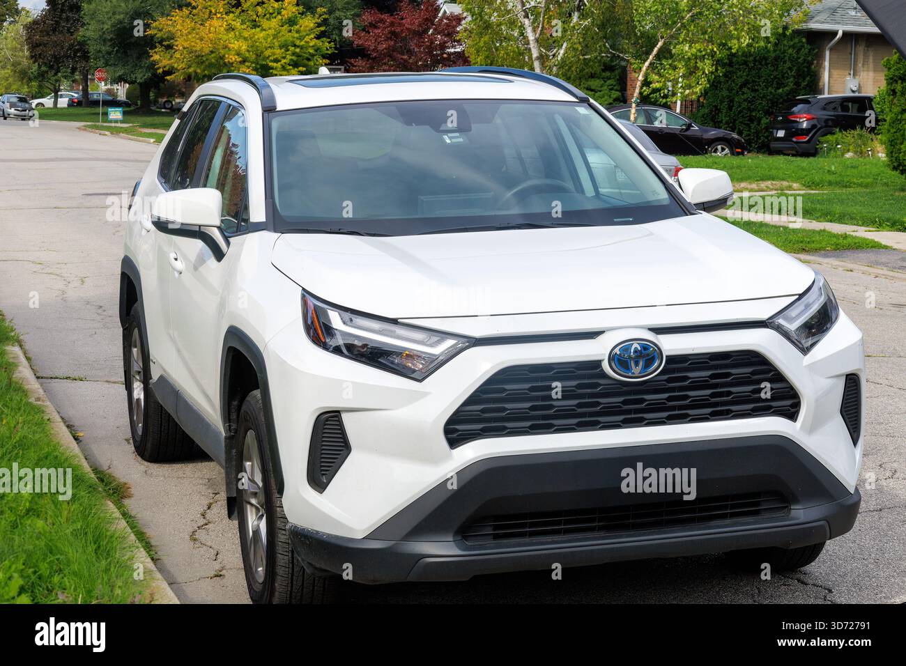 Voiture Toyota blanche garée dans une communauté résidentielle. Banque D'Images