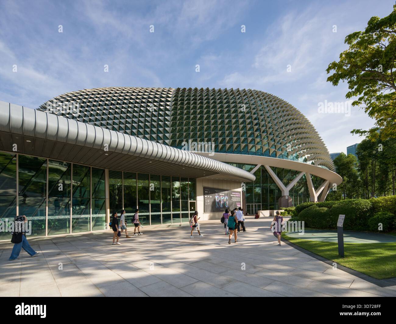 Esplanade – Theatres on the Bay est un centre des arts de la scène situé dans le centre-ville de Singapour près de l'embouchure de la rivière Singapour Banque D'Images