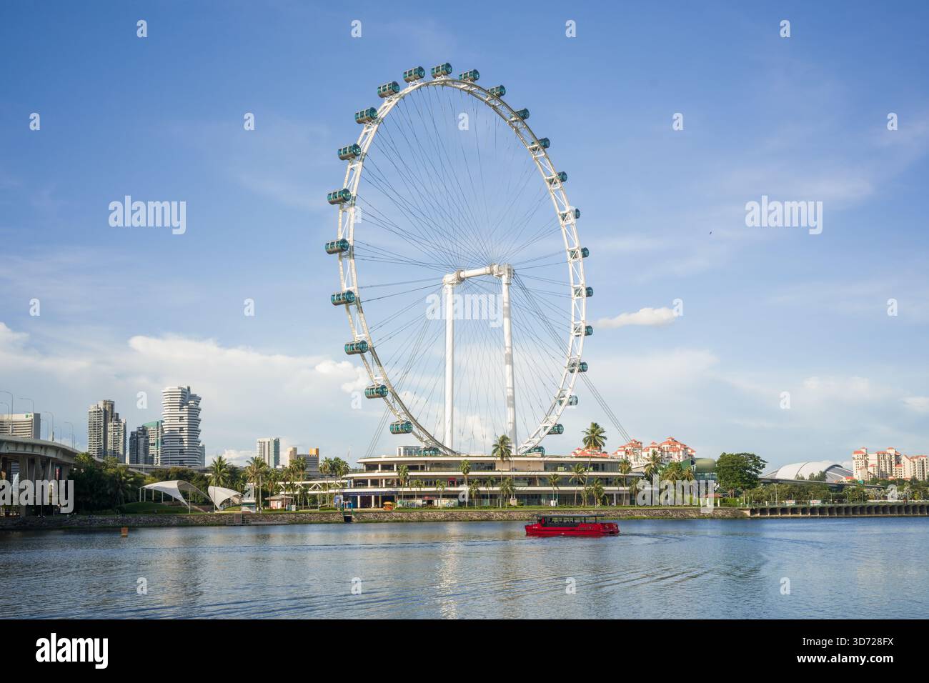 Singapore Flyer avec vue sur la rivière et bumboat au bassin de Marina Bay avec vue sur la ville Banque D'Images