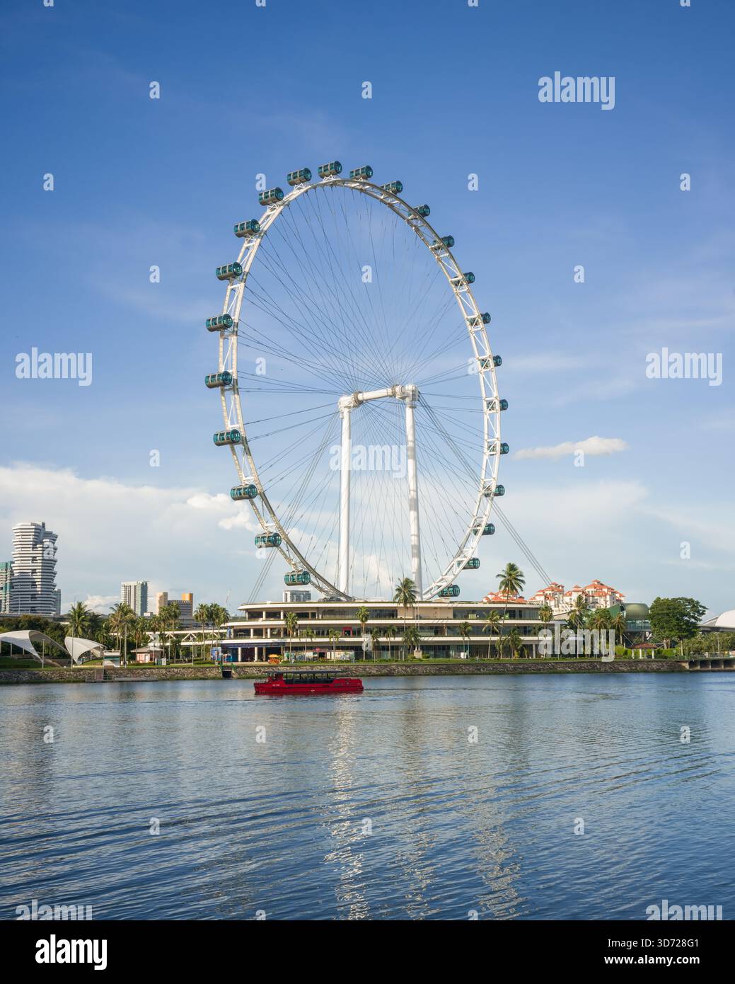 Singapore Flyer avec vue sur la rivière et bumboat au bassin de Marina Bay avec vue sur la ville Banque D'Images