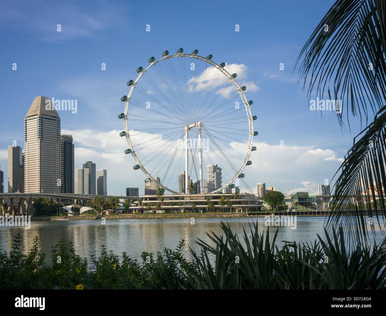 Singapore Flyer avec vue sur la rivière et bumboat au bassin de Marina Bay avec vue sur la ville Banque D'Images