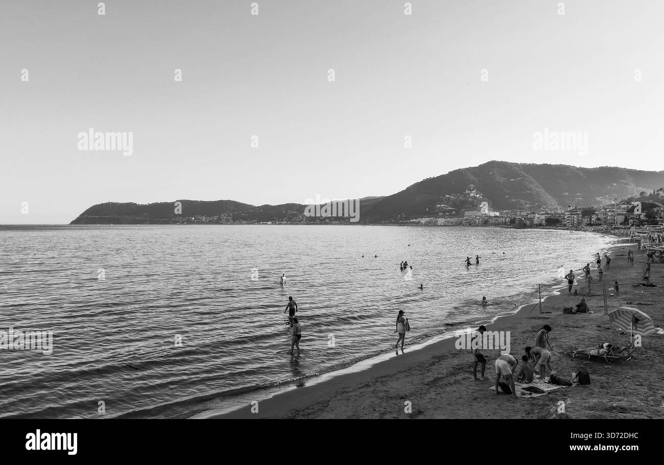 N&B Vue sur la baie de la célèbre destination de vacances dans la Rivera italienne, avec Capo Mele promontoire en arrière-plan, Alassio, Ligurie, Italie Banque D'Images