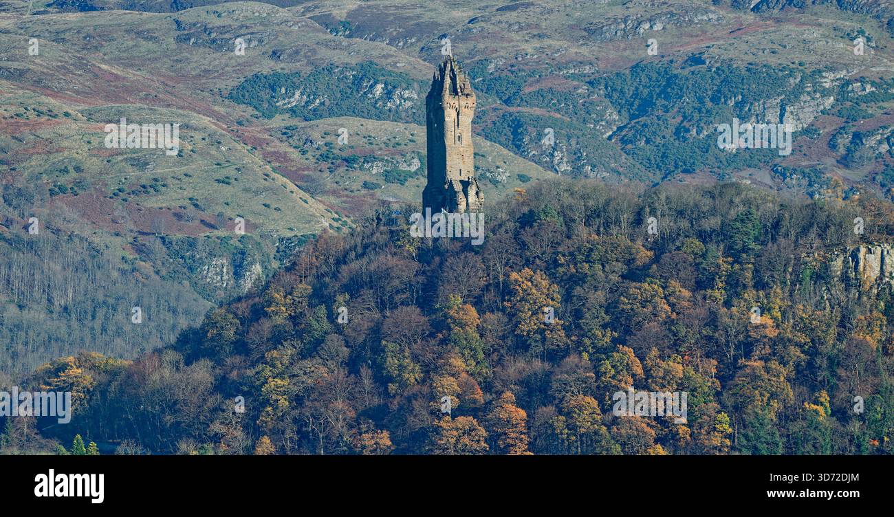 Wallace Monument sur l'abbaye Craig Stirling Écosse une tour de 67 m (220 pieds) les collines d'Ochil et des arbres aux couleurs automnales Banque D'Images