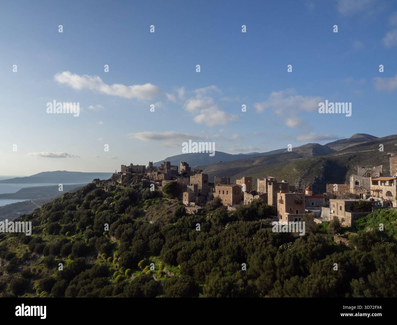 Le village abandonné de Vathia surplombant la Méditerranée dans le Mani profond, Laconie, Péloponnèse Banque D'Images