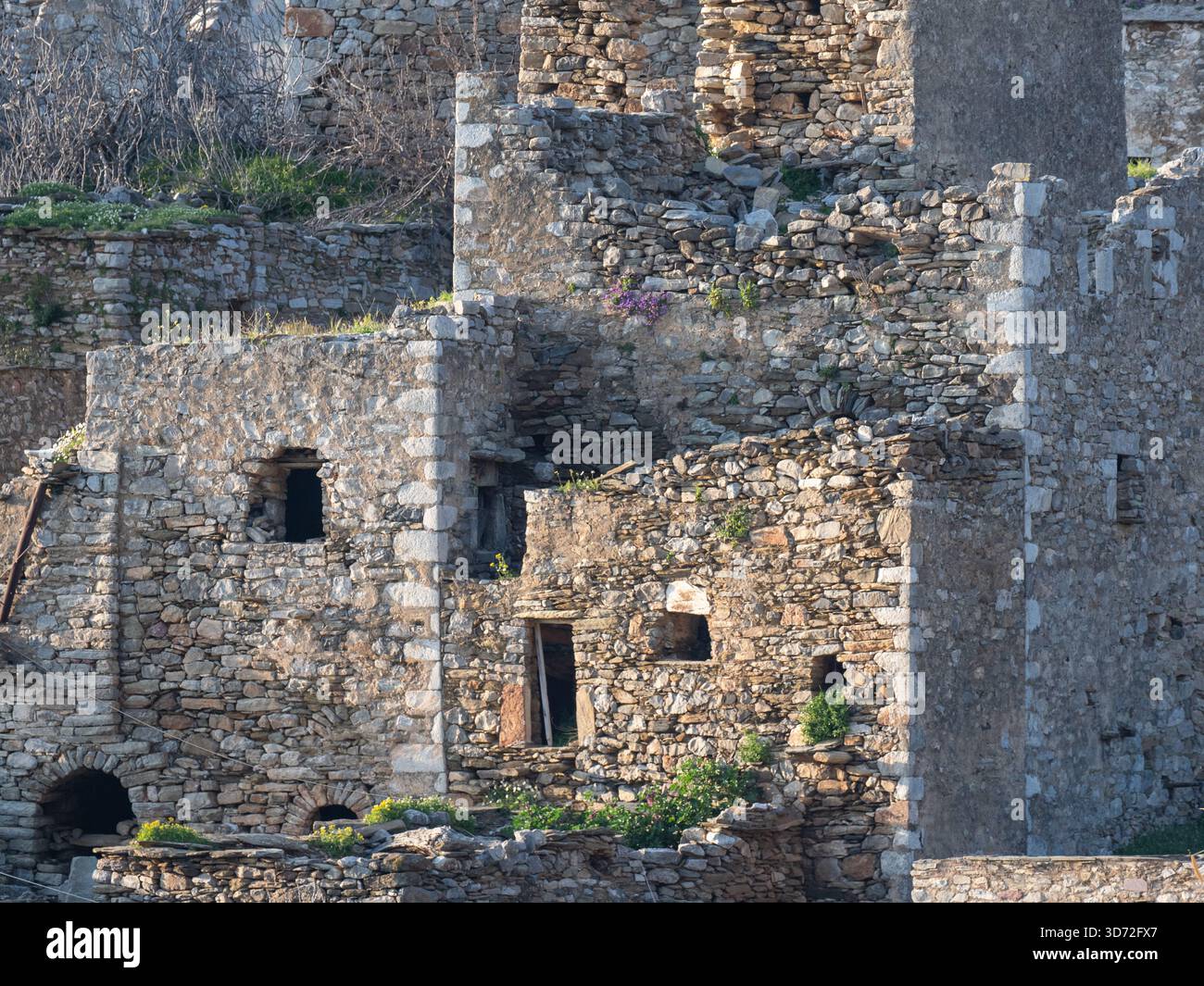 Partie du village abandonné de Vathia surplombant la Méditerranée dans le Mani profond, Laconie, Péloponnèse Banque D'Images