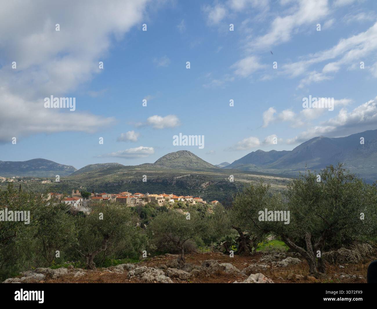 Village isolé dans un panorama de montagne en Laconie, péninsule de Mani, Péloponnèse Banque D'Images