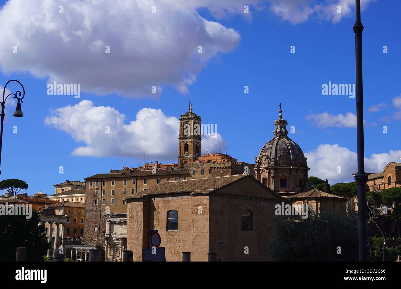 Vue du sénat de la Curie Julia, du forum romain et de la colline du Capitole, à Rome, Italie Banque D'Images