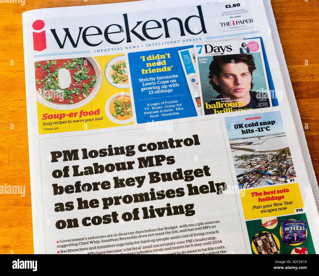 22-23 novembre 2025. En première page, dans le journal du week-end, on lit que le premier ministre perd le contrôle des députés travaillistes avant le budget clé alors qu'il promet de l'aide sur le coût de la vie. Banque D'Images