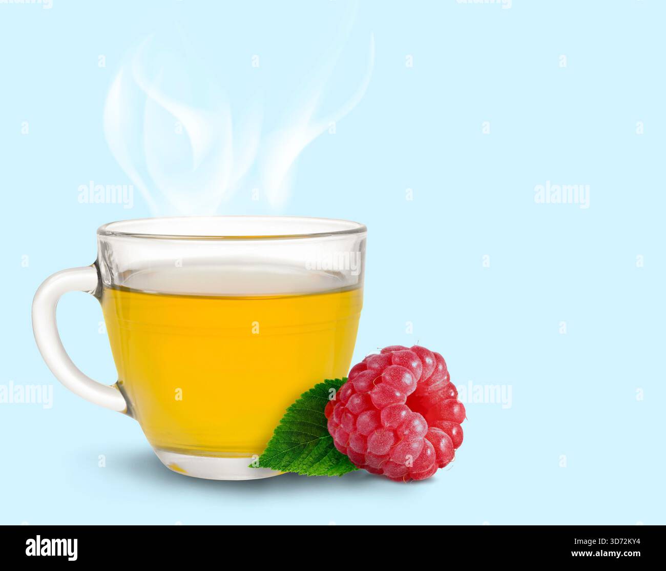 Boisson chaude dans la tasse et framboise sur fond bleu clair. Boisson stimulant l'immunité pour la saison froide Banque D'Images