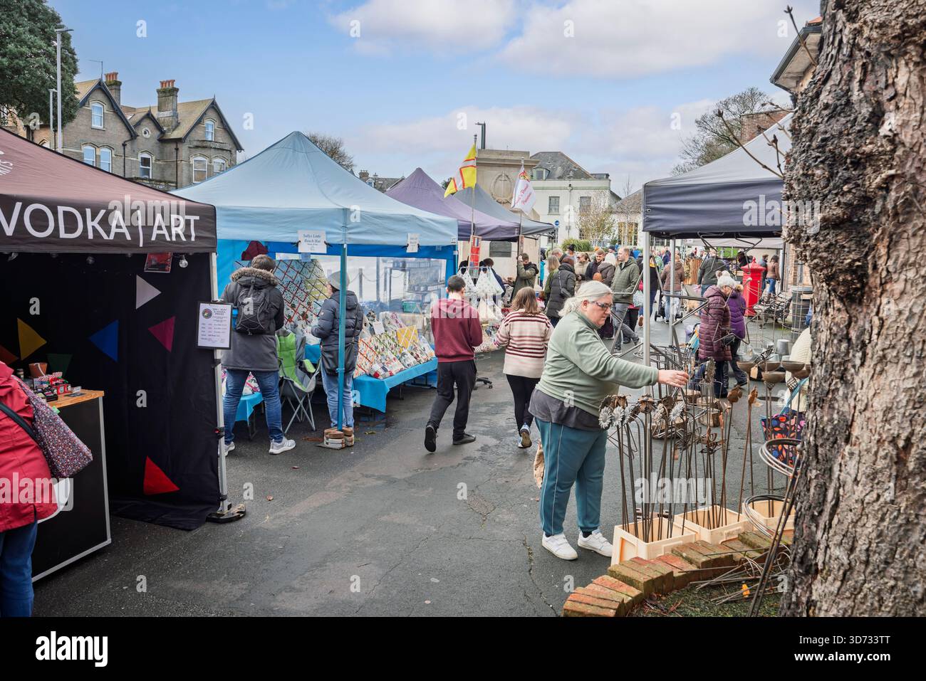 Acheteurs et stands le long de South Walks au marché de Noël du dimanche à Dorchester, Dorset, Royaume-Uni, le 23 novembre 2025 Banque D'Images